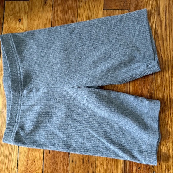 Old Navy Kids Heather Gray Ribbed Shorts - Picture 4 of 4